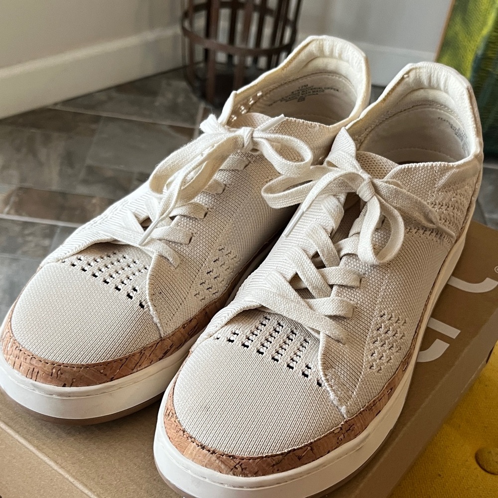 Cute women’s sneakers size 12! - Picture 5 of 9